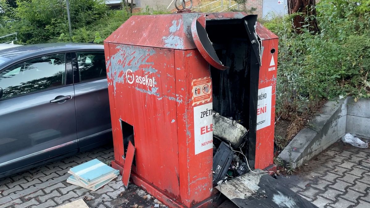 V Plzni uhořel muž v kontejneru na elektroodpad